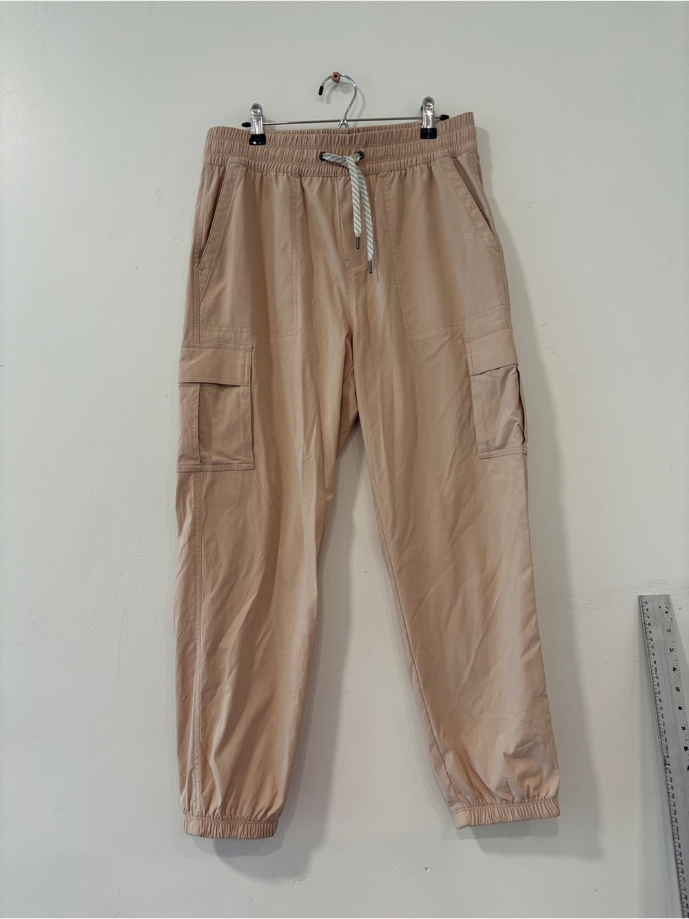 Vuori Jogger Womens Size Medium Light Pink Gym Running Cargo Travel Scout